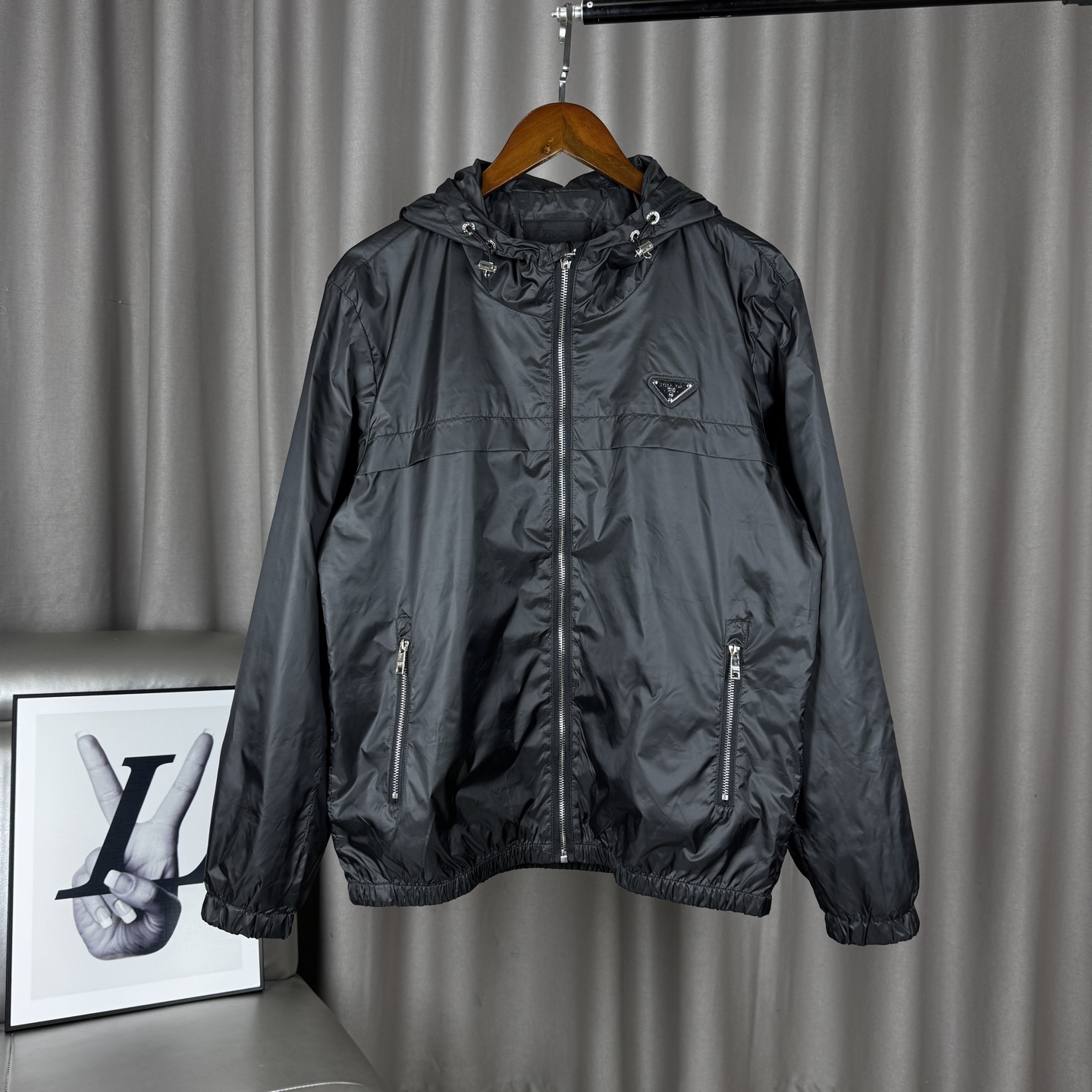 255【Exclusive product】✔️Prada classic drawstring hooded metal triangle logo jacket spring and autumn badge zipper jacket for men and women - full set of 1:1 customized accessories ➕customized three-label ➕Yuan version hang tag ➕logo packaging bag ➕moisture-proof full-print Sydney paper - the fabric is made of customized imported recycled nylon fabric, with matchingThe inner lining is windproof and waterproof, the upper body is comfortable and skin-friendly and breathable✅, the chest is decorated with a metal triangle mark, there are zipper pockets on both sides, and there are pockets inside the clothes. The overall wiring is neat and tight, and the customized hardware all bears the brand logo. The classic and versatile style can be easily worn by men and women!-