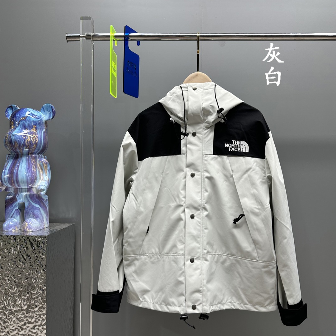 290 [Top quality, free comparison] TheNorthFace 1990 classic outdoor waterproof mountaineering jacket # Purchasing level In order to restore all the texture of ZP, this year the team spent several months and finally shipped it.All auxiliary materials are restored to ZP, and the fabric workmanship is upgraded: 1. The waterproofing is to the international ISO standard 90 (ISO4) level and achieves the rolling effect of water droplets on a lotus leaf. 2. Fabric: Highly permeable laminated fabric Gore-tex imitation water-permeable film, which feels better and more comfortable.MJ, the representative work of Jackets in 1990, is TNF&rsquo;s traditional favorite.Featuring a GT design, this stylish jacket is reimagined for all your urban adventures, offering unparalleled waterproof and windproof protection.The GT comes with a taffeta and brushed tricot lining for extra warmth.In addition, it can be combined with the 1996 down jacket to keep warm.Size XS-2XL