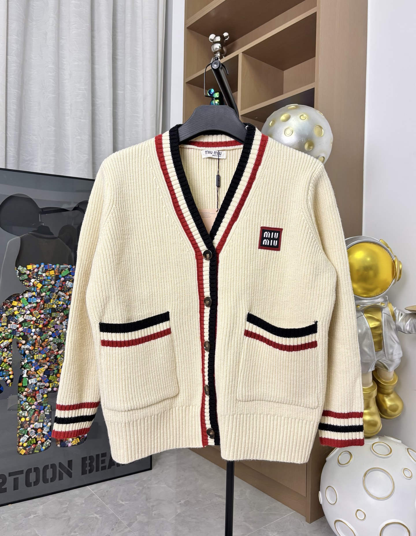255MiuMiu College style high weight sweater knitted cardigan jacket✅miumiu original yarn customization One kilogram high weight and full drape feeling Original three standards✅This issue&rsquo;s own knitted cardigan Power-style dressing style You can&rsquo;t get tired of the college style every time Daily casual without lacking a sense of elegance ✅High weight Arctic Icelandic yarn Soft and dense You will know how heavy it is when you get it He heavy industry Sleeve access control hem webbing designIt's not the cheap and thin kind. It's very solid.
