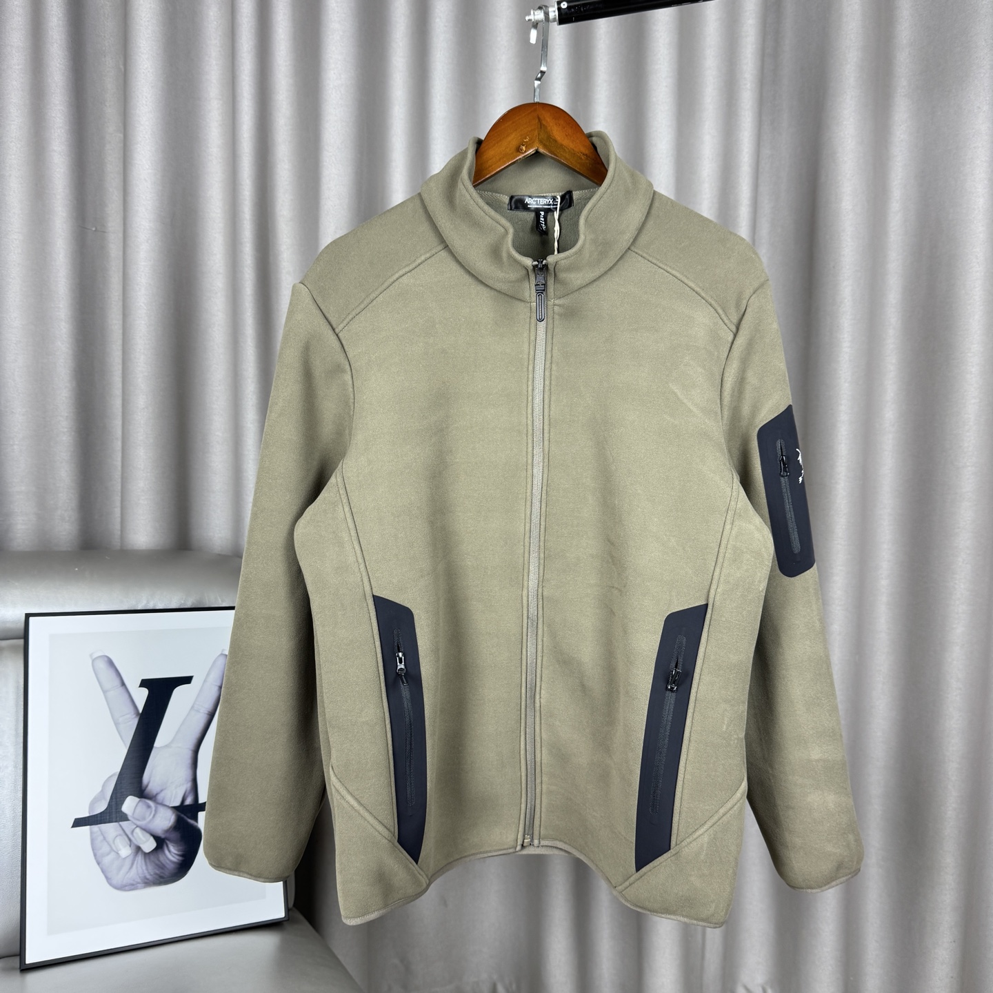 270 Olive Green【Exclusive Product】✔️&lsquo;Arc'teryx thickened fleece splicing stand collar jacket printed logo zipper pocket long-sleeved jacket for men and women - full set of 1:1 customized accessories ➕customized three-label ➕Yuan version hangtag ➕logo packaging bag - the fabric is made of coarsely woven composite fleece cloth, with thickened polar fleece inside, the upper body is soft, comfortable and protectiveWarm but not stuffy✅, all pockets are made of seamless gluing technology, with hardware zippers, the cuffs and hem are all made of double stitching on the outside, the logo is printed on the sleeve pockets on the side of the arms, the overall shape is cut and the upper body is lifted and stylish without being sloppy, the stitching is neat and tight, the classic and versatile style is easy to wear for both men and women!-