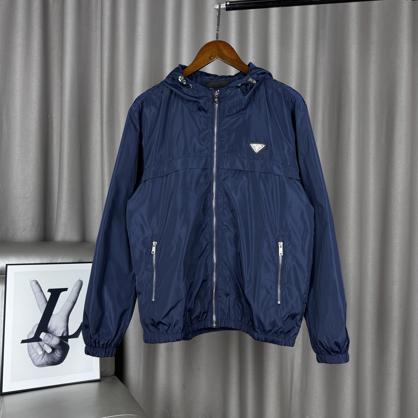 255【Exclusive product】✔️Prada classic drawstring hooded metal triangle logo jacket spring and autumn badge zipper jacket for men and women - full set of 1:1 customized accessories ➕customized three-label ➕Yuan version hang tag ➕logo packaging bag ➕moisture-proof full-print Sydney paper - the fabric is made of customized imported recycled nylon fabric, with matchingThe inner lining is windproof and waterproof, the upper body is comfortable and skin-friendly and breathable✅, the chest is decorated with a metal triangle mark, there are zipper pockets on both sides, and there are pockets inside the clothes. The overall wiring is neat and tight, and the customized hardware all bears the brand logo. The classic and versatile style can be easily worn by men and women!-