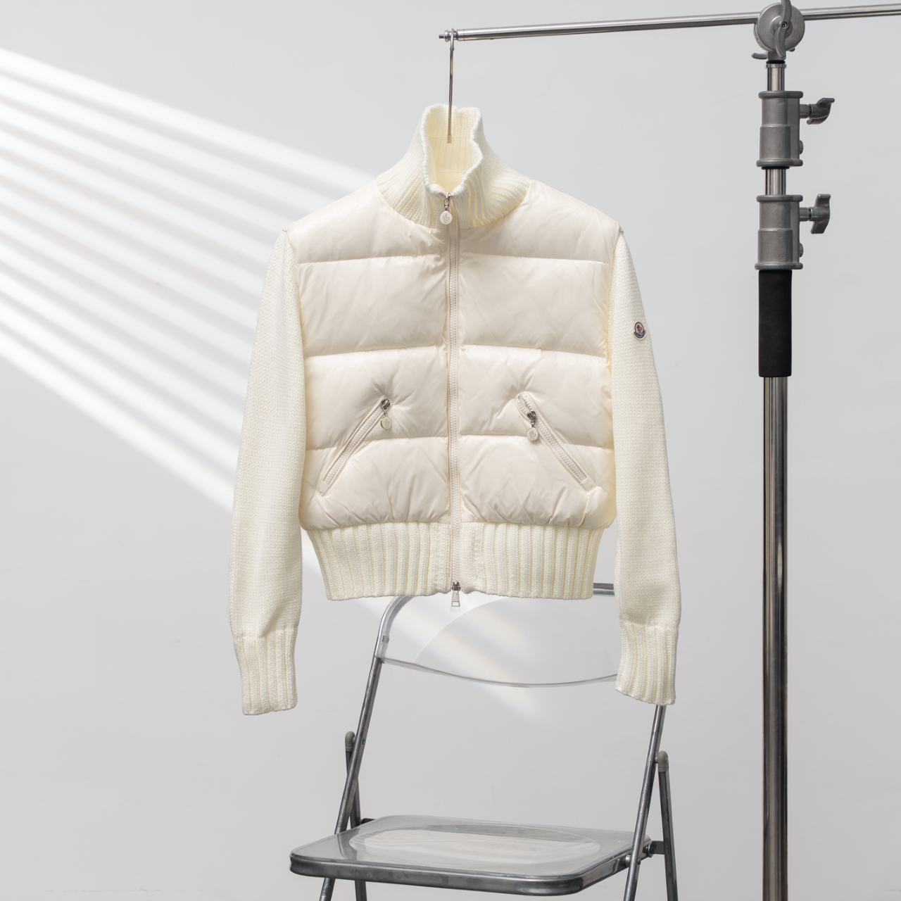 Directly supplied from the factory 460MONCLER丨Short down jacket with big mark on the back and stand collar Color: white